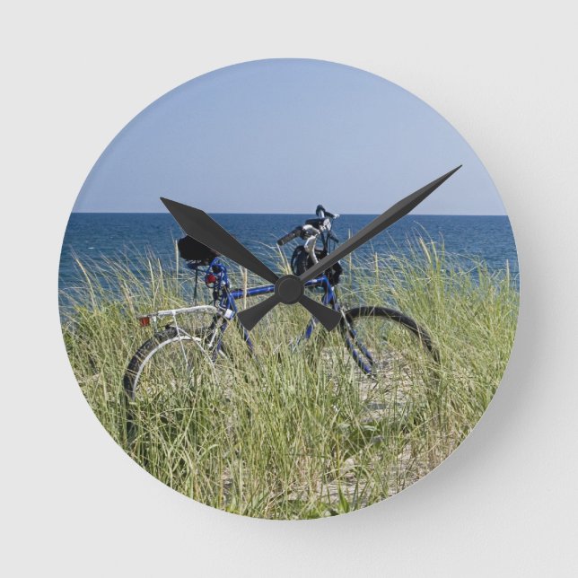 Ocean and horizon with clear blue sky round clock (Front)