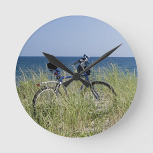 Ocean and horizon with clear blue sky round clock