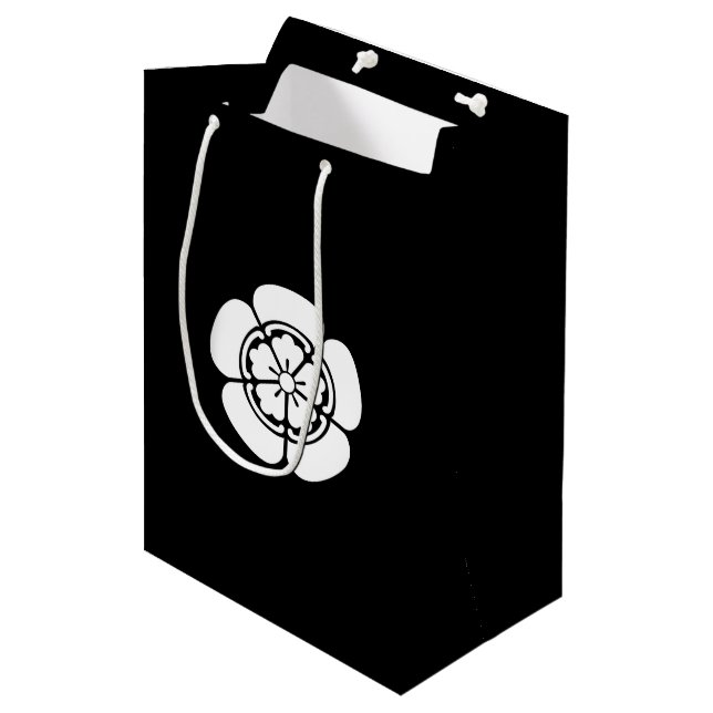 Oda Uri Medium Gift Bag (Front Angled)