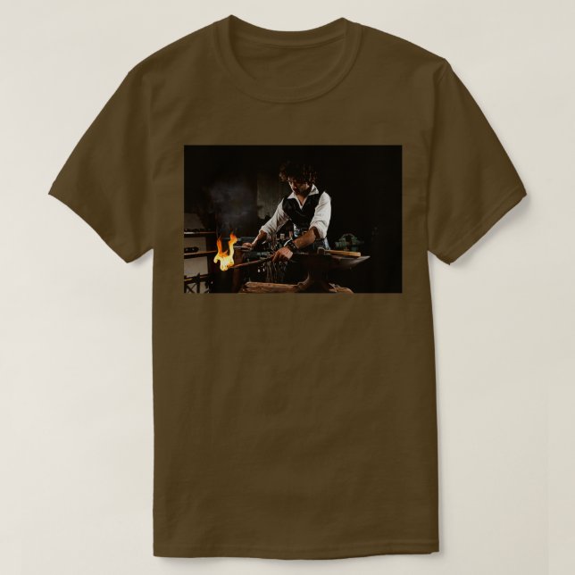 Old style manual labour Blacksmith Middle Ages Per T-Shirt (Design Front)