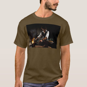 Old style manual labour Blacksmith Middle Ages Per T-Shirt