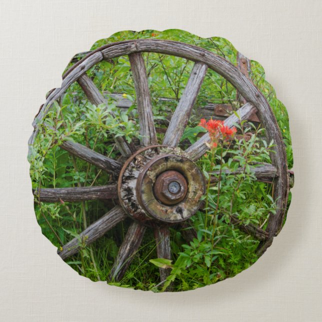 Old wagon wheel in historic old gold town 3 round cushion (Front)