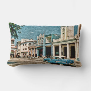 Oldtimer in einer Stadt auf Kuba Lumbar Cushion