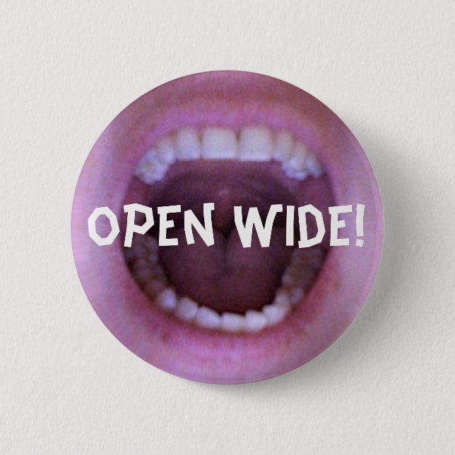 open wide! 6 cm round badge (Front)