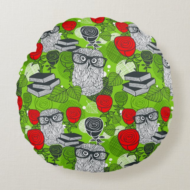 Owl in red roses round cushion (Front)