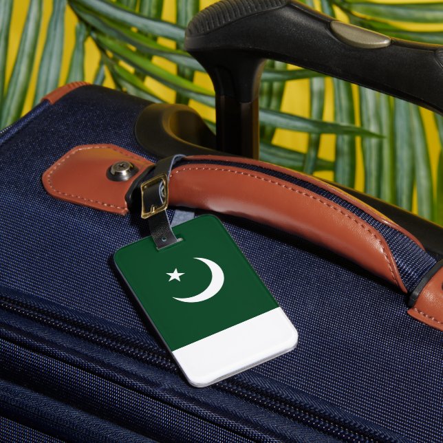 Pakistan flag luggage tag (Front Insitu 1)