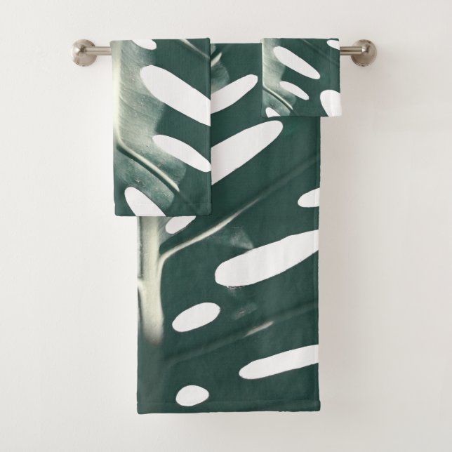 Pale Green Swiss Cheese Plant Leaf Pattern Bath Towel Set (Insitu)