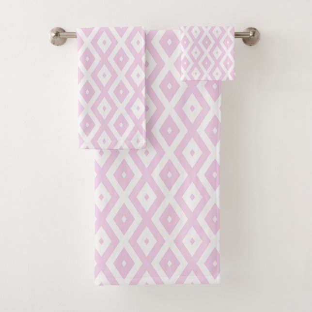 Pale pink and white diamond pattern bath towel set (Insitu)