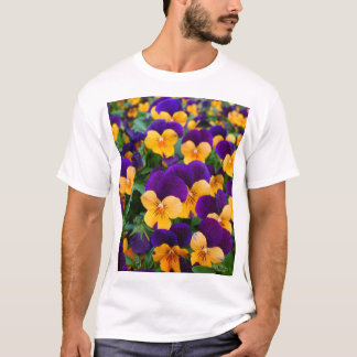 Pansy Bloom: Garden Beauty Close-up. T-Shirt
