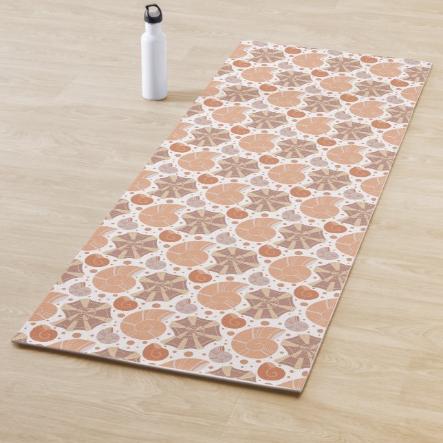 Pattern with cartoon seashells with doodle ornamen yoga mat (In Situ)