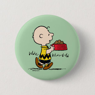 Peanuts   Charlie Brown with Snoopy's Dish 6 Cm Round Badge