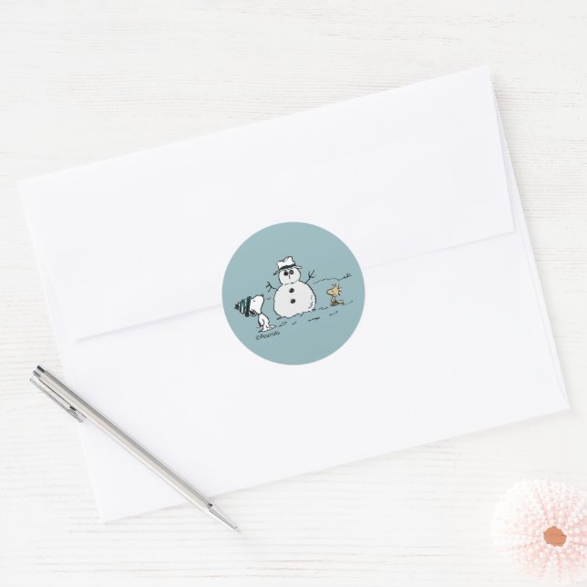 Peanuts | Snoopy Builds A Snowman Classic Round Sticker (Envelope)
