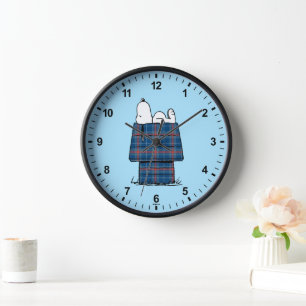 Peanuts   Snoopy Plaid Flannel Holiday Dog House Clock