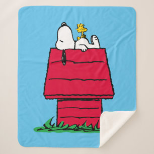 Peanuts   Snoopy & Woodstock Doghouse Sherpa Blanket