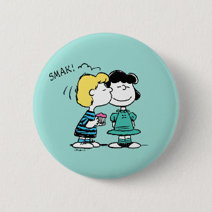 Peanuts   Valentine's Day   Lucy & Schroeder Kiss 6 Cm Round Badge