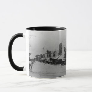 Pedestrians, cyclists, and horse-carriages mug
