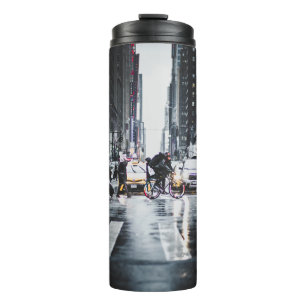 PEOPLE CROSSING PEDESTRIAN LANE IN CITY STREET THERMAL TUMBLER