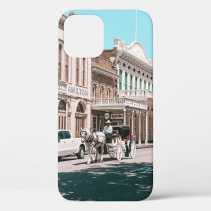 PEOPLE WALKING ON STREET NEAR CARS AND BUILDINGS D iPhone 12 CASE