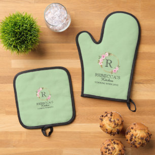 Personalised for Women Custom Family Cooking Gift Oven Mitt & Pot Holder Set