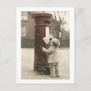 Petit enfant postant sa lettre postcard