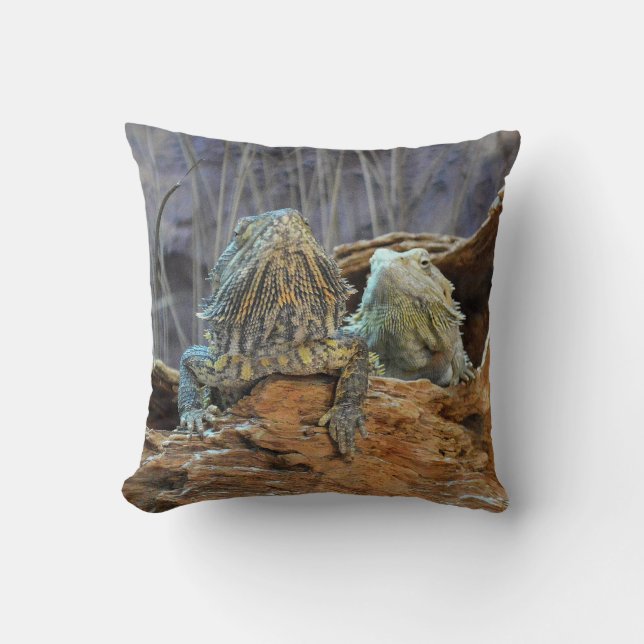 Pillow with two curious lizards (Front)