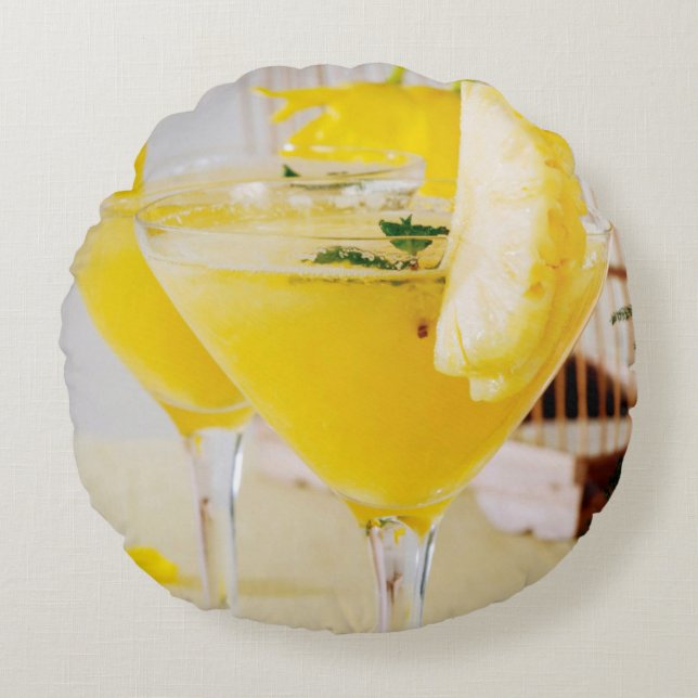 Pineapple and ginger Fresca cocktail Round Cushion (Front)