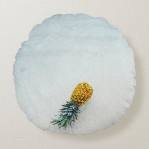 Pineapple on seashore round cushion