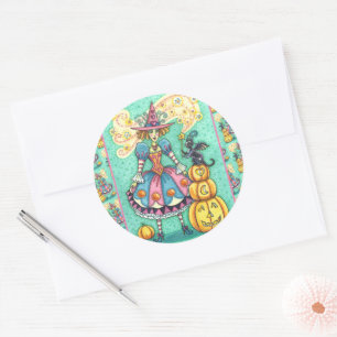PINK PARTY WITCH IS HALLOWEEN MAGIC, BLACK CAT CLASSIC ROUND STICKER