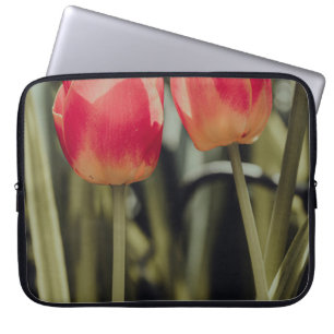 PINK TULIPS IN BLOOM LAPTOP SLEEVE