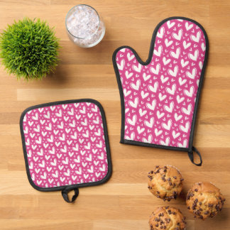 Pink with white hearts oven mitt & pot holder set