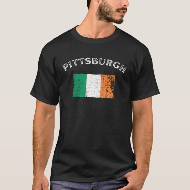 PITTSBURGH PENNSYLVANIA Irish American Flag Badge T-Shirt (Front)