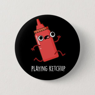 Playing Ketchup Funny Sauce Pun Dark BG 6 Cm Round Badge