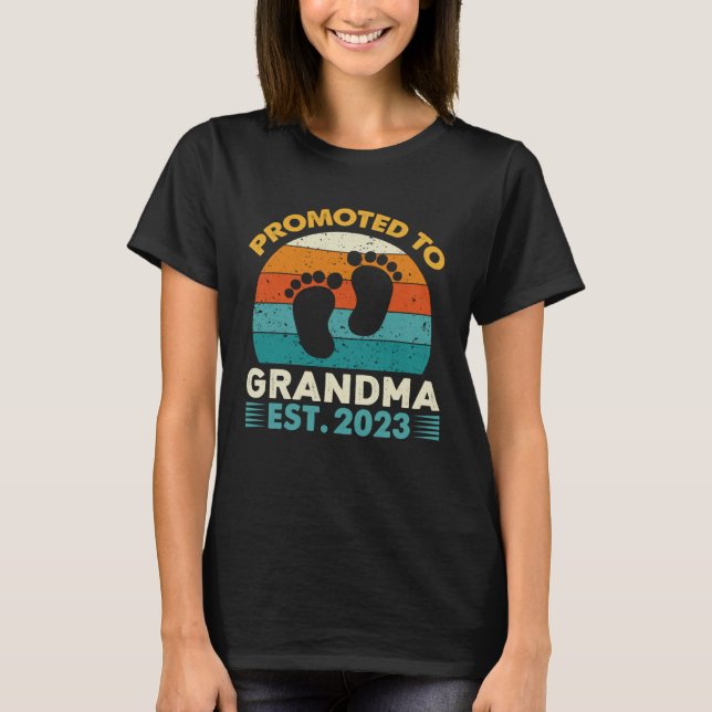 Promoted To Grandma 2023 First Time New Grandma Pr T-Shirt (Front)