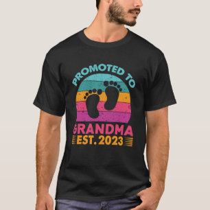 Promoted To Grandma 2023 First Time New Grandma Pr T-Shirt