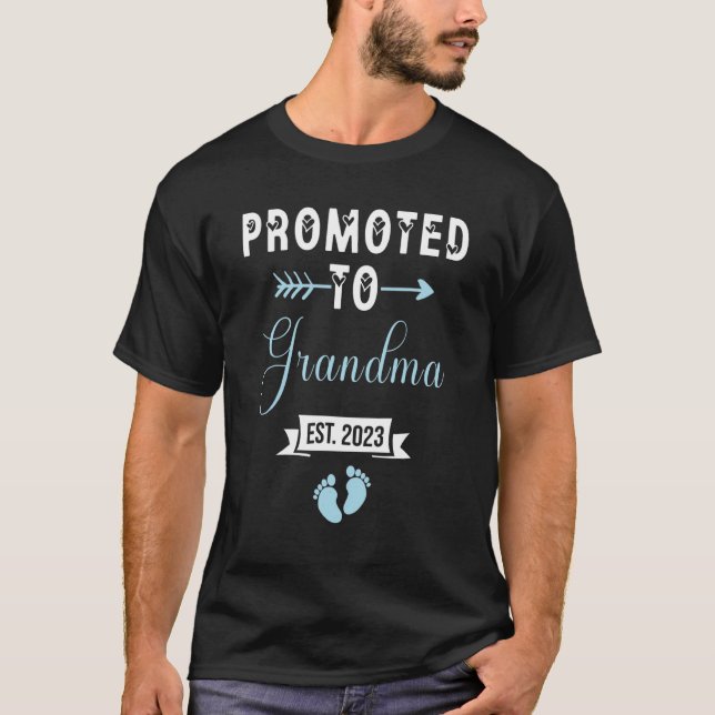 Promoted To Grandma 2023 Soon To Be Pregnancy Anno T-Shirt (Front)