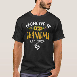 Promoted To Grandma 2024 First Time New Grandma Pr T-Shirt