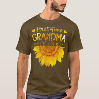 Promoted To Grandma Est 2022 First Time Grandma Su T-Shirt