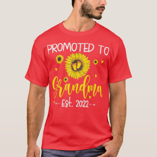 Promoted To Grandma Est 2022 Pregnancy Announcemen T-Shirt