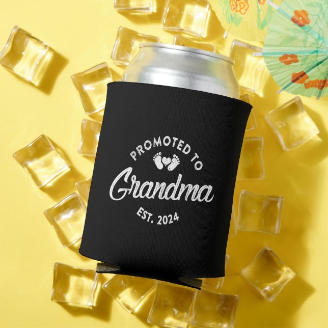 Promoted To Grandma Est 2024 Funny New Grandma Can Cooler (In Situ Summer)