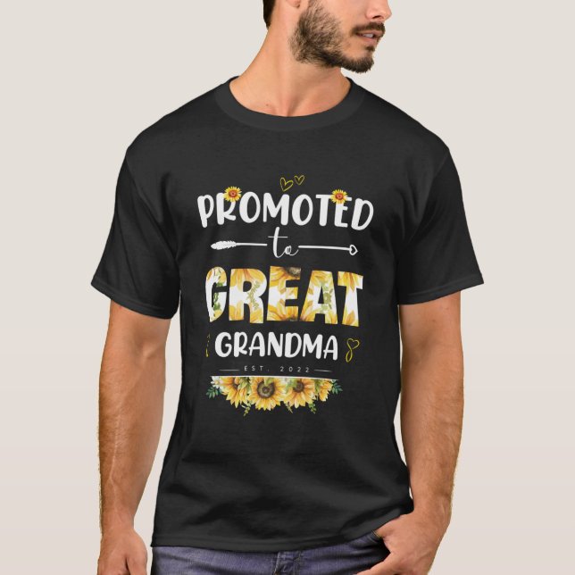 Promoted To Great Grandma 2023 Baby Announcement T-Shirt (Front)