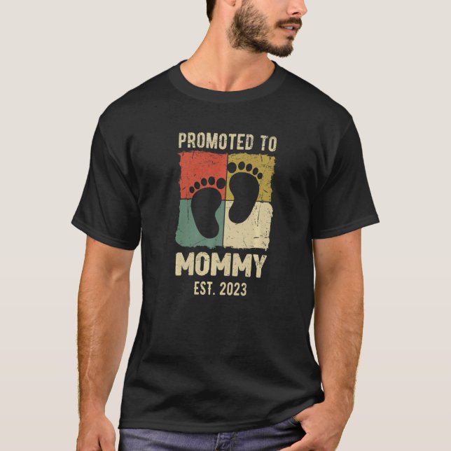 Promoted to Mummy Est 2023 Baby Feet Pregnancy Ann T-Shirt (Front)