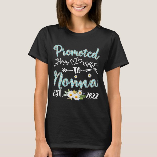 Promoted to Nonna Est 2022 Women Daisy First Time  T-Shirt (Front)