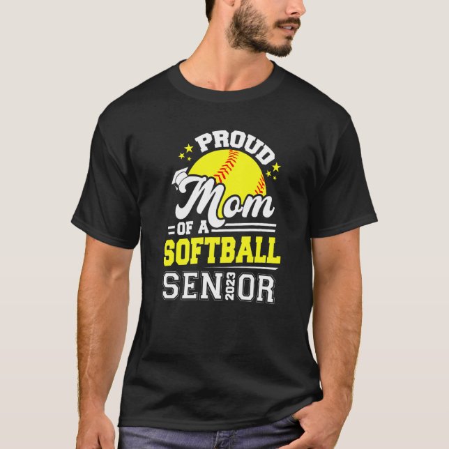 Proud Mum Of A Softball Senior 2023 Graduate Gradu T-Shirt (Front)