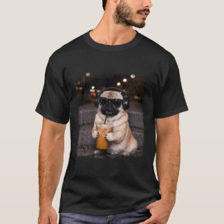 Pug drinking iced coffee lover humor funny dog mem T-Shirt