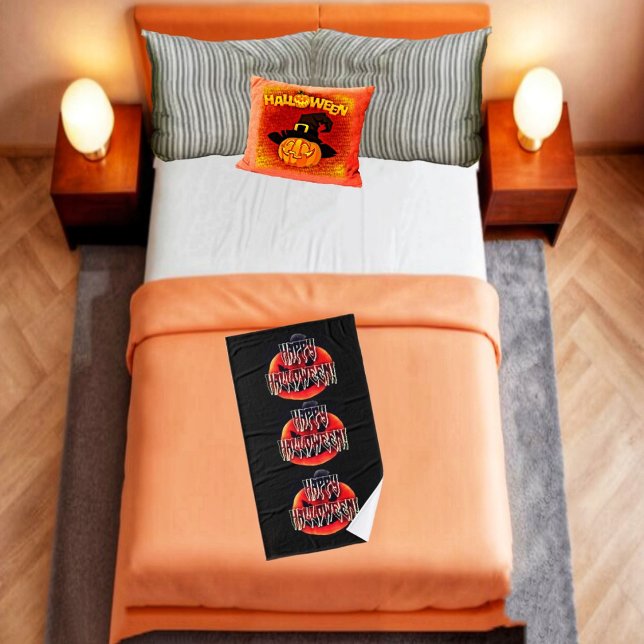 Pumpkin Scare-Wht Bath Towel Set (Time to break out the spooky bath towels, when Halloween creeps in!)