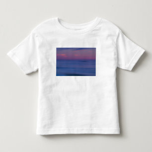 Purple-coloured sunrise on ocean shore toddler T-Shirt