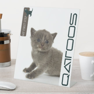 QATTOOS PEDESTAL SIGN