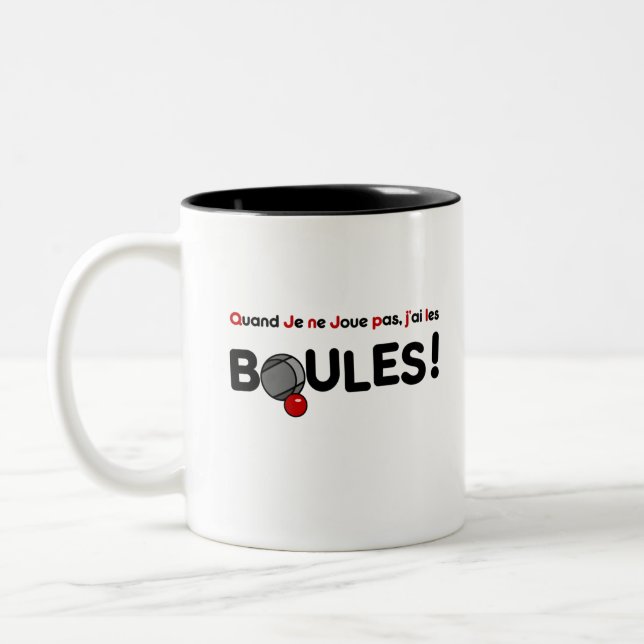 QUAND JE NE JOUE PAS, J'AI LES BOULES ! (pétanque) Two-Tone Coffee Mug (Left)