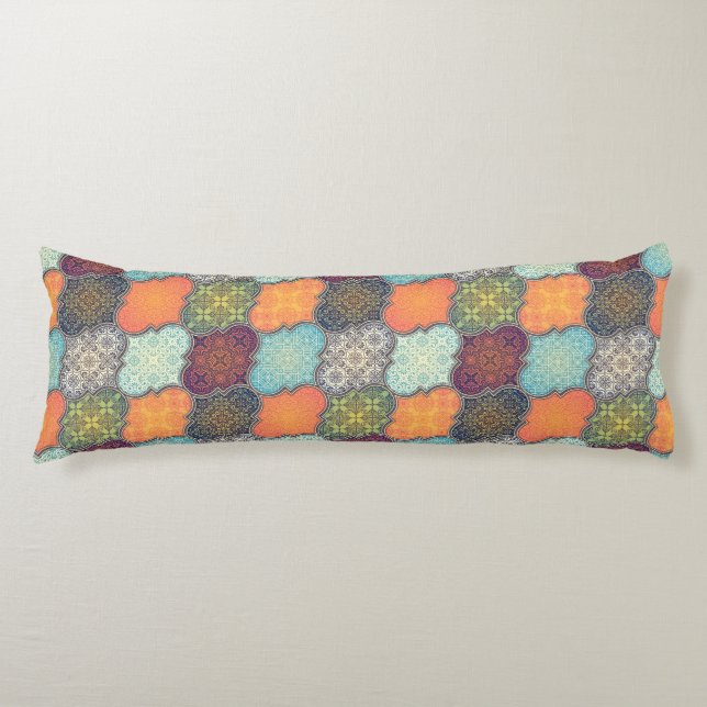 Quatrefoil pattern body cushion (Front)