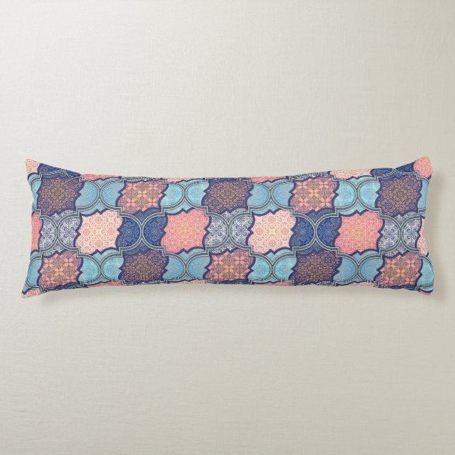 Quatrefoil pattern body cushion (Front)